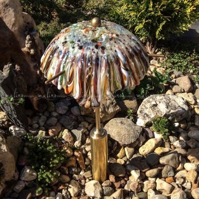 А еще мы сами разрабатываем и изготавливаем светильники и декоративные композиции для сада. Например вот такой светильник из коллекции "Медуза" может жить и в доме и в саду.