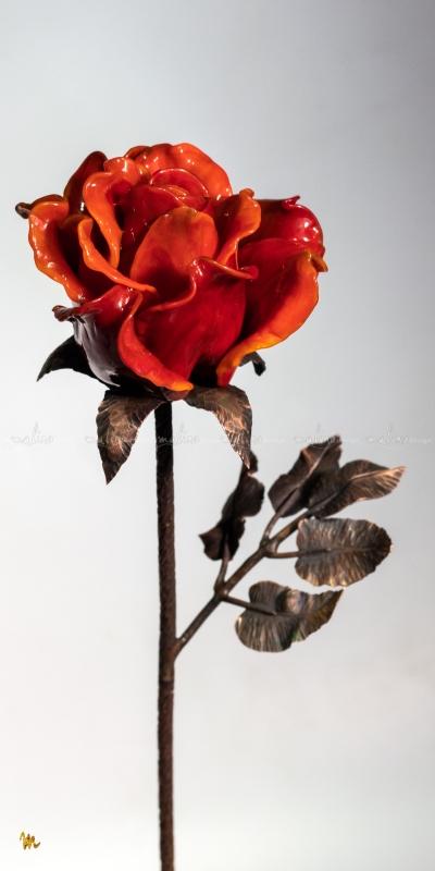 Красная роза из цветного итальянского стекла на стильном и прочном черенке из кованной меди. MD-ROSE-GB -7.  Высота бутона 5 см, диаметр 6 см. длина черенка 45 см.