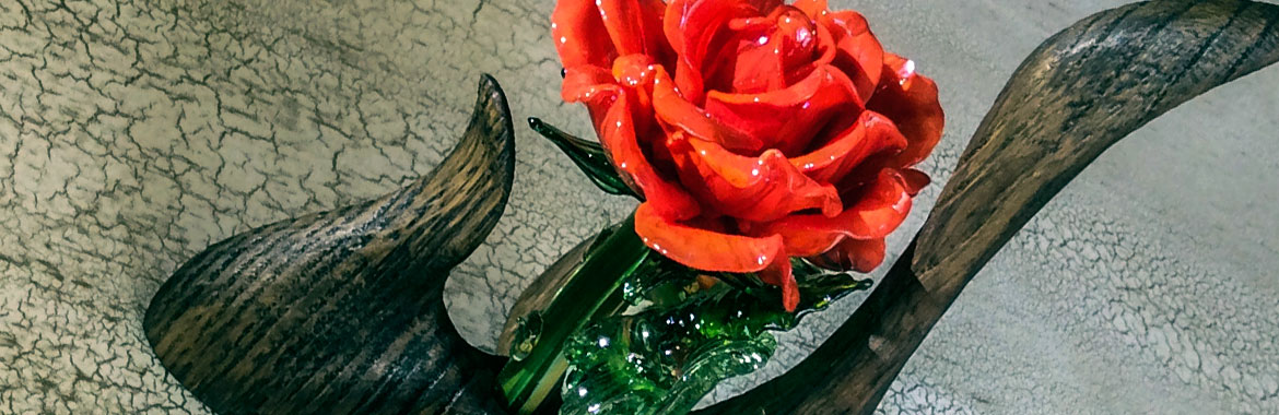 Стеклянная роза в деревянной вазе мини.