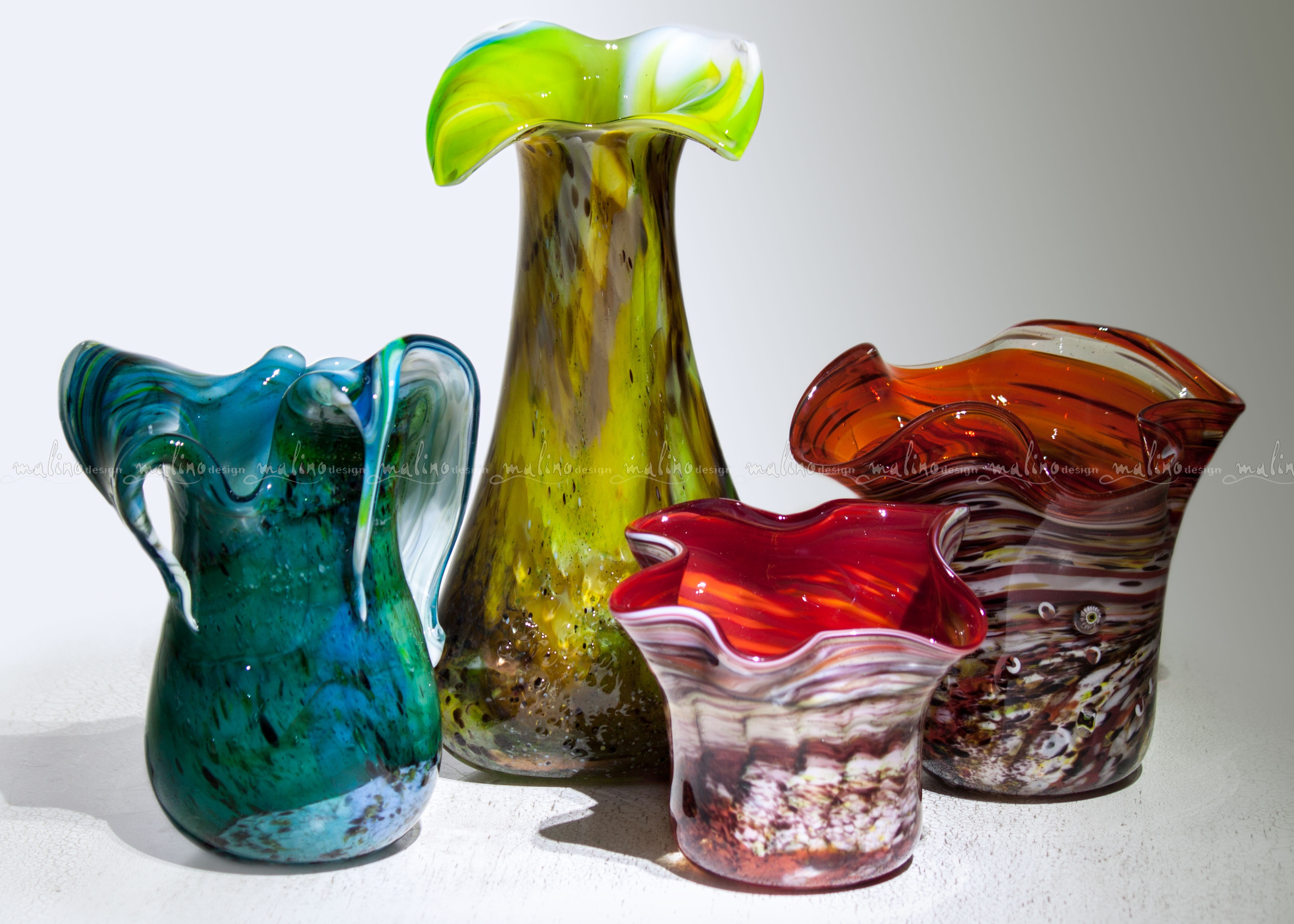 Гутное стекло это. Цветное стекло, гутная техника Богемия. Декоративные вазы. Декоративное цветное стекло вазы. Ваза гутное стекло.